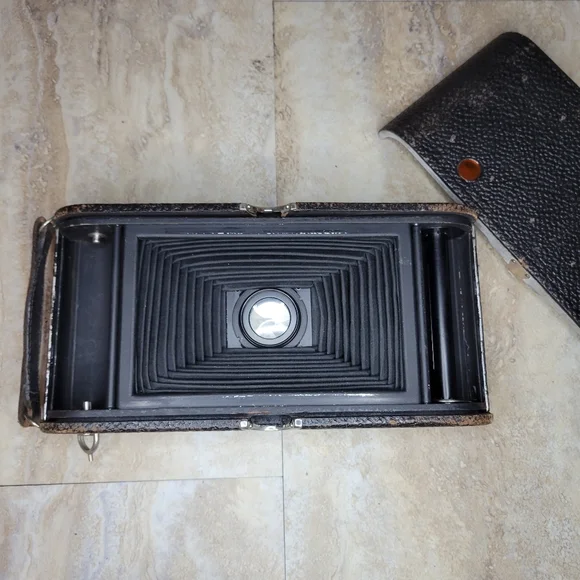 Vintage camera set Kodak Vintage Cameras in Black and Silver - Picture 11 of 16